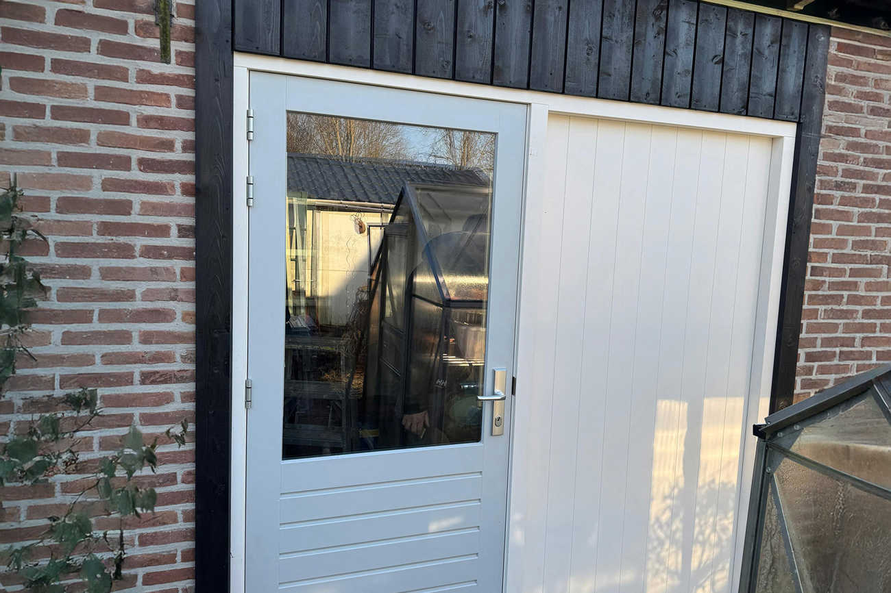 Schuur vernieuwd met kunststof kozijn en houten schuurdeur